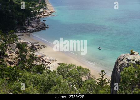 Blick auf die felsige Bucht vom Hawkings Point Aussichtspunkt in der Picknickbucht auf Magnetic Island, queensland, australien Stockfoto