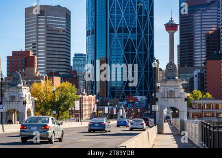 Calgary, Alberta, Kanada - 8. Oktober 2023: Verkehr auf der Centre Street Bridge. Skyline von Downtown Calgary im Hintergrund. Stockfoto