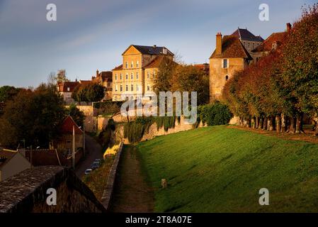 la ville d'Avalon dans l'yonne une fin d'après midi d'automne/die Stadt Avalon in der Yonne an einem späten Herbstnachmittag Stockfoto