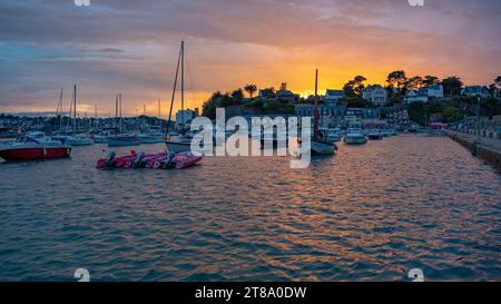 Der Hafen von Bicnic, Bretagne mit Segelbooten, bei Sonnenuntergang im Sommer ohne Menschen Stockfoto