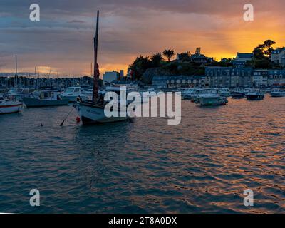 Der Hafen von Bicnic, Bretagne mit Segelbooten, bei Sonnenuntergang im Sommer ohne Menschen Stockfoto