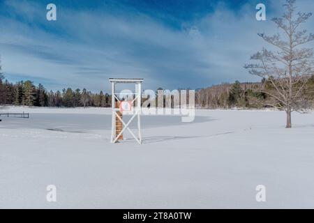 Ein Rettungsschwimmer-Turm auf einem gefrorenen See, aufgenommen an einem sonnigen Wintertag in Mont Tremblant, Quebec, Kanada Stockfoto