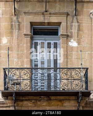 Antiker Balkon in der Altstadt von Nikosia. Zypern Stockfoto