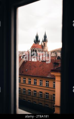 Herrlicher Panoramablick auf die Dächer und die Kirche unserer Lieben Frau vor Tyn in Prag, Tschechische Republik - bei Sonnenuntergang - Blick vom Fenster der Wohnung mit Rahmen. Pra Stockfoto