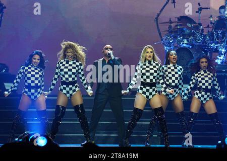 Nicht exklusiv: 17. November 2023 in Dallas, Texas, USA: Der amerikanische Rapper Armando Christian Pérez, bekannt als Pitbull, tritt als Teil auf der Bühne auf Stockfoto