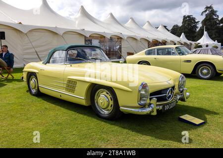 Mercedes 300 SL, ausgestellt auf der Automobilausstellung Salon Privé Concours d’Elégance im Schloss Blenheim. Stockfoto