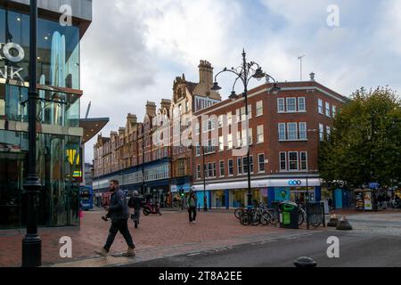 Winterliche Abendbeleuchtung TSB Bank Ecke Broad Street im Stadtzentrum, Reading, Berkshire, England, Großbritannien Stockfoto