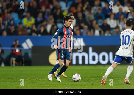 Saragossa, Spanien. November 2023. Javi Mier (Huesca) Fußball/Fußball : spanisches Spiel "LALIGA HYPERMOTION" zwischen Real Zaragoza 0-2 SD Huesca im Estadio La Romareda in Zaragoza, Spanien . Quelle: Mutsu Kawamori/AFLO/Alamy Live News Stockfoto