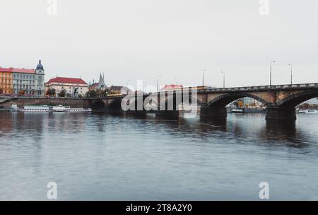 Palacky-Brücke in Prag (Tschechien) im Herbst mit der Moldau im Vordergrund. Altstadt von Prag - Brücke - Foto von der Flussebene. Citysca Stockfoto