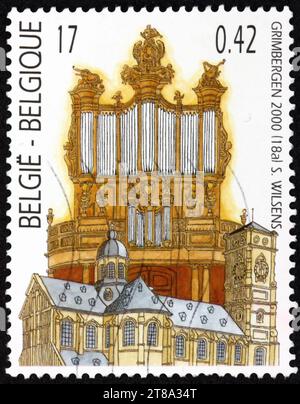 BELGIEN - UM 2000: Eine in Belgien gedruckte Marke zeigt die norbertinische Abey Kirche, Grimbergen und Orgel, Musikinstrument, um 2000 Stockfoto