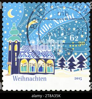 DEUTSCHLAND - UM 2015: Eine in Deutschland gedruckte Briefmarke zeigt Kirche im Schnee und die Worte Stille Nacht, Weihnachten, um 2015 Stockfoto