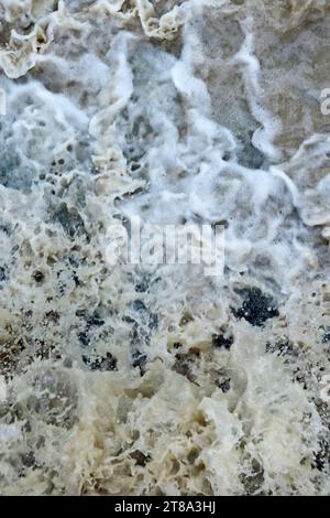 Das Wasser fließt schnell, nachdem das Damm-Tor geöffnet wurde Stockfoto