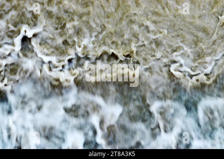 Das Wasser fließt schnell, nachdem das Damm-Tor geöffnet wurde Stockfoto