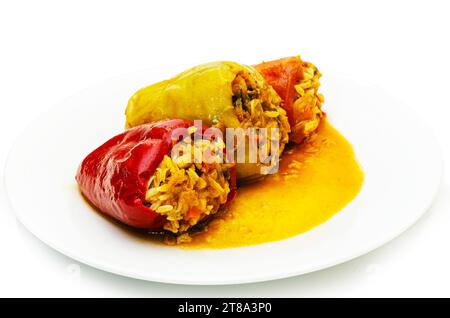 Gefüllte Paprika mit Hackfleisch und Reis in Tomatensauce. Leckeres hausgemachtes Essen Stockfoto