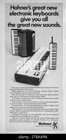 Eine Werbung für Hohner tragbare Instrumente in einem Musikmagazin der frühen 1960er Jahre. Dazu gehören das Clavinet, Pianet, Cembalet, Electravox, Melodica, Akkordeon und Akkordeon. Stockfoto