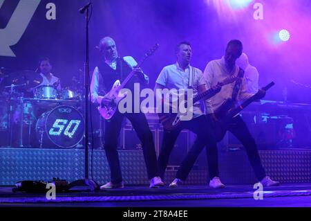 Im Bild von links: Sänger Francis Rossi, Gitarrist Richie Malone, Bassist John Rhino Edwards. Im Hintergrund links: Schlagzeuger Leon Cave. Die Rockband Status quo bei ihrem Konzert auf dem Open Air Riverside Aarburg Festival am 27. August 2022. Open Air Riverside Aarburg Festival 2022. Aarburg Kanton Aargau Schweiz *** im Bild von Sänger Francis Rossi, Gitarrist Richie Malone, Bassist John Rhino Edwards im Hintergrund links Drummer Leon Cave die Rockband Status Quo bei ihrem Konzert beim Open Air Riverside Aarburg Festival am 27. August, 2022 Open Air Riverside Aarburg Festiva Stockfoto