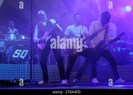 Im Bild von links: Sänger Francis Rossi, Gitarrist Richie Malone, Bassist John Rhino Edwards. Im Hintergrund links: Schlagzeuger Leon Cave. Die Rockband Status quo bei ihrem Konzert auf dem Open Air Riverside Aarburg Festival am 27. August 2022. Open Air Riverside Aarburg Festival 2022. Aarburg Kanton Aargau Schweiz *** im Bild von Sänger Francis Rossi, Gitarrist Richie Malone, Bassist John Rhino Edwards im Hintergrund links Drummer Leon Cave die Rockband Status Quo bei ihrem Konzert beim Open Air Riverside Aarburg Festival am 27. August, 2022 Open Air Riverside Aarburg Festiva Stockfoto