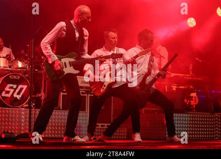 Im Bild von links: Sänger Francis Rossi, Gitarrist Richie Malone, Bassist John Rhino Edwards. Die Rockband Status quo bei ihrem Konzert auf dem Open Air Riverside Aarburg Festival am 27. August 2022. Open Air Riverside Aarburg Festival 2022. Aarburg Kanton Aargau Schweiz *** im Bild von Sänger Francis Rossi, Gitarrist Richie Malone, Bassist John Rhino Edwards die Rockband Status quo bei ihrem Konzert beim Open Air Riverside Aarburg Festival am 27. August 2022 Open Air Riverside Aarburg Festival 2022 Aarburg Kanton Aargau Schweiz Credit: Imago/Alamy Live News Stockfoto