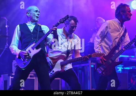 Im Bild von links: Sänger Francis Rossi, Gitarrist Richie Malone, Bassist John Rhino Edwards. Die Rockband Status quo bei ihrem Konzert auf dem Open Air Riverside Aarburg Festival am 27. August 2022. Open Air Riverside Aarburg Festival 2022. Aarburg Kanton Aargau Schweiz *** im Bild von Sänger Francis Rossi, Gitarrist Richie Malone, Bassist John Rhino Edwards die Rockband Status quo bei ihrem Konzert beim Open Air Riverside Aarburg Festival am 27. August 2022 Open Air Riverside Aarburg Festival 2022 Aarburg Kanton Aargau Schweiz Credit: Imago/Alamy Live News Stockfoto