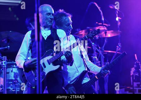 Im Bild von links: Sänger Francis Ross und Bassist John Rhino Edwards. Die Rockband Status quo bei ihrem Konzert auf dem Open Air Riverside Aarburg Festival am 27. August 2022. Open Air Riverside Aarburg Festival 2022. Aarburg Kanton Aargau Schweiz *** im Bild von dem linken Sänger Francis Ross und dem Bassisten John Rhino Edwards die Rockband Status quo bei ihrem Konzert beim Open Air Riverside Aarburg Festival am 27. August 2022 Open Air Riverside Aarburg Festival 2022 Aarburg Kanton Aargau Schweiz Credit: Imago/Alamy Live News Stockfoto