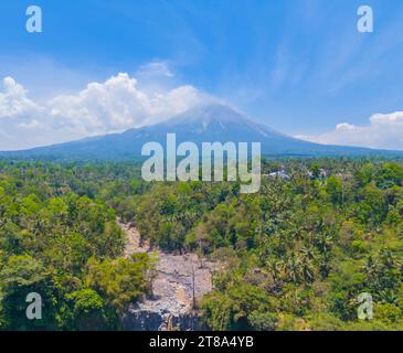 Luftaufnahme des Tumpak Sewu Wasserfalls und des Vulkans Semeru und Dschungels im Hintergrund in Ost-Java, Indonesien Stockfoto