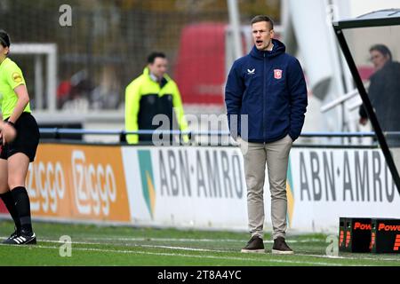 AMSTERDAM - Trainer Joran Pot beim Eredivisie-Spiel zwischen Ajax Amsterdam und dem FC Twente im Sportkomplex de Toekomst am 19. November 2023 in Amsterdam. ANP GERRIT VAN KÖLN Stockfoto