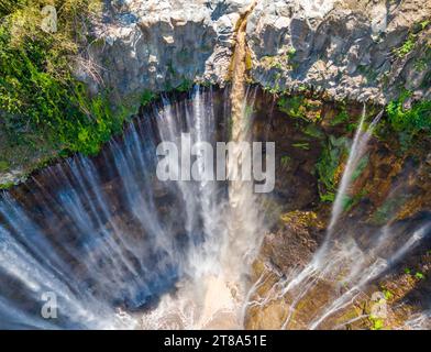 Aus der Vogelperspektive, atemberaubender Blick auf den Tumpak Sewu Wasserfall mit vielen Bächen, auch bekannt als Coban Sewu in Ost-Java, Indonesien Stockfoto