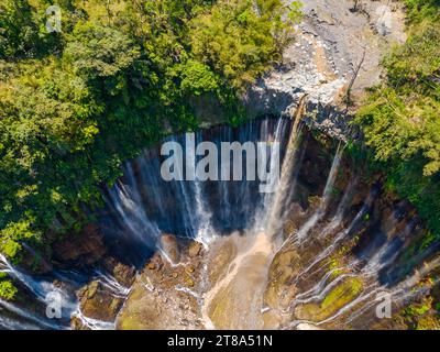 Aus der Vogelperspektive, atemberaubender Blick auf den Tumpak Sewu Wasserfall mit vielen Bächen, auch bekannt als Coban Sewu in Ost-Java, Indonesien Stockfoto