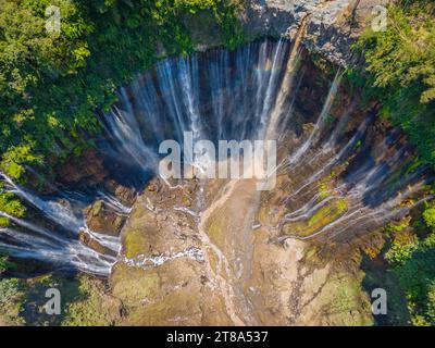 Aus der Vogelperspektive, atemberaubender Blick auf den Tumpak Sewu Wasserfall mit vielen Bächen, auch bekannt als Coban Sewu in Ost-Java, Indonesien Stockfoto