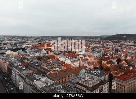 Wunderschöner Blick aus der Vogelperspektive auf Prag in Tschechien - historischer Teil und Altstadt im Herbst - mit Drohne aufgenommen. Stadtbild von Prag von oben Stockfoto