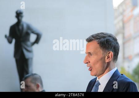 London, Großbritannien. November 2023. Jeremy Hunt, Kanzler des Finanzministeriums, mit der George Orwell Statue im Hintergrund, bei der BBC für die Sonntagmorgen-Show mit Laura Kuenssberg, wird draußen interviewt. Am Mittwoch wird Hunt dem Parlament seinen mit Spannung erwarteten Herbst-Haushalt vorlegen. Quelle: Imageplotter/Alamy Live News Stockfoto