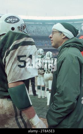 Der Sportmedizinpionier Dr. James Nicholas spricht 1978 mit dem NFL-Linebacker Greg Buttle während eines Spiels im Shea Stadium in Flushing, Queens, New York. Er war der orthopädische Arzt des Teams. Stockfoto