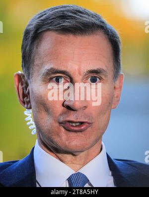 London, Großbritannien. November 2023. Jeremy Hunt, Kanzler des Finanzministeriums, bei der BBC für die Sonntagmorgen-Show mit Laura Kuenssberg, wird draußen interviewt. Am Mittwoch wird Hunt dem Parlament seinen mit Spannung erwarteten Herbst-Haushalt vorlegen. Quelle: Imageplotter/Alamy Live News Stockfoto