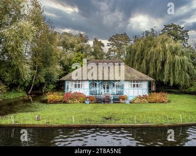 Das Bild ist von sehr teuren Immobilien, die sich an den Wroxham Broads in der Nähe der Norfolk Stadt Wroxham an den Norfolk Broads Binnenwasserstraßen befinden Stockfoto