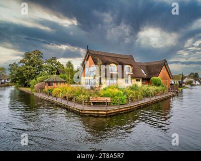 Das Bild ist von sehr teuren Immobilien, die sich an den Wroxham Broads in der Nähe der Norfolk Stadt Wroxham an den Norfolk Broads Binnenwasserstraßen befinden Stockfoto