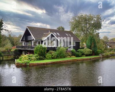 Das Bild ist von sehr teuren Immobilien, die sich an den Wroxham Broads in der Nähe der Norfolk Stadt Wroxham an den Norfolk Broads Binnenwasserstraßen befinden Stockfoto