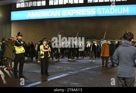 Vor dem Fußballspiel Brighton and Hove Albion gegen AFC Ajax - UEFA Europa League Group B im American Express Community Stadium, Brighton, Großbritannien, am Donnerstag, den 26. Oktober 2023, kommen die Fans der Polizei ins Stadion Stockfoto