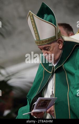 19. November 2023: PAPST FRANZISKUS leitet die Heilige Messe anlässlich des VII. Welttags der Armen in St. Petersdom im Vatikan. © EvandroInetti Via ZUMA Wire (Foto: © Evandro Inetti/ZUMA Press Wire) NUR REDAKTIONELLE VERWENDUNG! Nicht für kommerzielle ZWECKE! Stockfoto