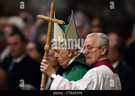 19. November 2023: PAPST FRANZISKUS leitet die Heilige Messe anlässlich des VII. Welttags der Armen in St. Petersdom im Vatikan. © EvandroInetti Via ZUMA Wire (Foto: © Evandro Inetti/ZUMA Press Wire) NUR REDAKTIONELLE VERWENDUNG! Nicht für kommerzielle ZWECKE! Stockfoto