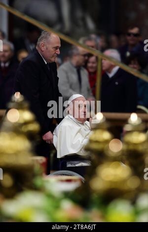 19. November 2023: PAPST FRANZISKUS leitet die Heilige Messe anlässlich des VII. Welttags der Armen in St. Petersdom im Vatikan. © EvandroInetti Via ZUMA Wire (Foto: © Evandro Inetti/ZUMA Press Wire) NUR REDAKTIONELLE VERWENDUNG! Nicht für kommerzielle ZWECKE! Stockfoto