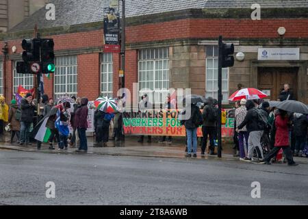 Glasgow, Schottland, Großbritannien. 18. November 2023: Demonstranten versammeln sich in Glasgow Green, um einen Waffenstillstand in Gaza zu unterstützen. Stockfoto