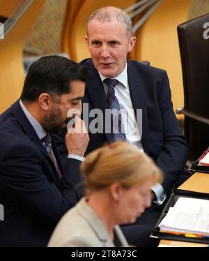 Aktenfoto vom 18./05/23: Minister für Gesundheit und Soziales Michael Matheson sitzt neben dem Ersten schottischen Minister Humza Yousaf in der Kammer des schottischen Parlaments in Holyrood, Edinburgh. Herr Yousaf hat gesagt, dass er von Herrn Matheson bei den Enthüllungen über sein iPad-Datenroaming-Gesetz nicht in die Irre geführt wurde, aber der Gesundheitsminister hätte die Situation "besser bewältigen müssen". Ausgabedatum: Sonntag, 19. November 2023. Stockfoto