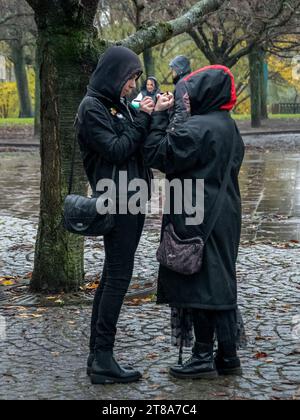 Glasgow, Schottland, Großbritannien. 18. November 2023: Demonstranten versammeln sich in Glasgow Green, um einen Waffenstillstand in Gaza zu unterstützen. Stockfoto