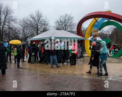 Glasgow, Schottland, Großbritannien. 18. November 2023: Demonstranten versammeln sich in Glasgow Green, um einen Waffenstillstand in Gaza zu unterstützen. Stockfoto