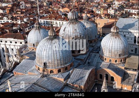 Die fünfstöckigen Kuppeln der Markusbasilika (Markusdom), eine Kathedrale, sind eines der bekanntesten Wahrzeichen Venedigs auf der Piazza San Stockfoto