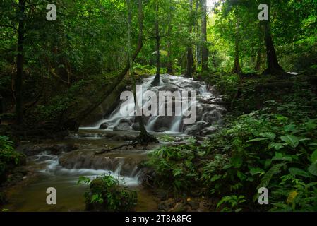 Schöner Wasserfall im Sa Nang Manora Forest Park, Provinz Phangnga, Thailand. Stockfoto