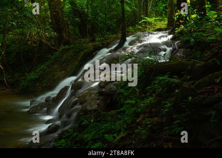 Schöner Wasserfall im Sa Nang Manora Forest Park, Provinz Phangnga, Thailand. Stockfoto