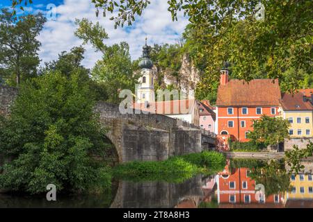 Idyllisches Dorf am Fluss Naab mit einer malerischen Altstadt Stockfoto