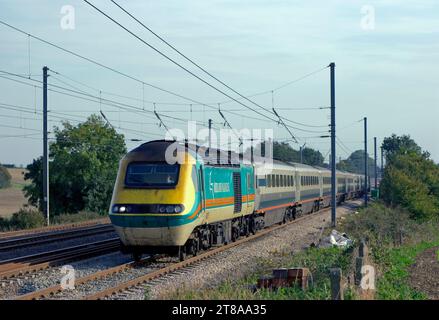 Eine Midland Mainline HST, bestehend aus den Triebwagen 43075 und 43059, führt nach Norden mit einem Downservice am 10. Oktober 2005 in Ayres End. Stockfoto