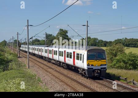 Ein Elektrotriebwagen der Baureihe 321 mit der Nummer 321447, der am 15. Juni 2020 in der Nähe von Marks Tey im Großraum Anglia eingesetzt wurde. Stockfoto